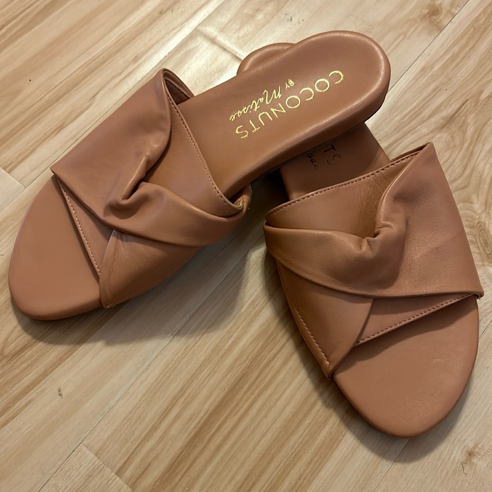 NWT, 8M, flat slip on sandals,Rose Gold,Lightweight,Comfortable,non slip bottoms